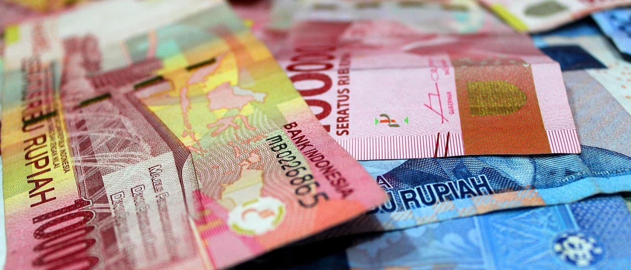 Ilustrasi uang rupiah dan dolar AS, simbol pelemahan nilai tukar yang berdampak pada harga barang impor